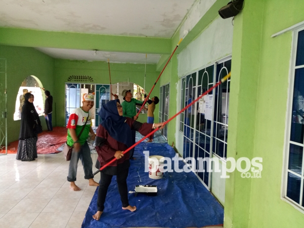 Sambut Ramadan, Batam Pos Ngecat Masjid