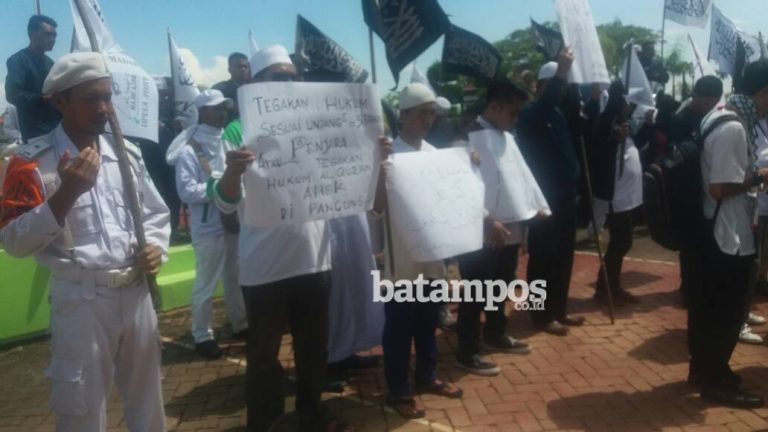 FPI Unjuk Rasa di Kejati Kepri