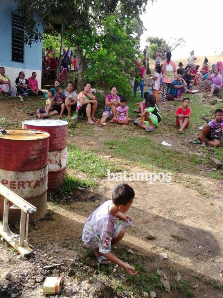Ratusan Ibu-Ibu Duduki Gardu PLN Mantang
