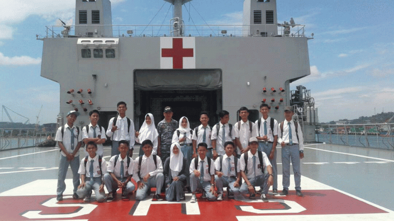 Main-main ke KRI dr. Soeharso-990 dan KRI Sultan Hasanudin-366
