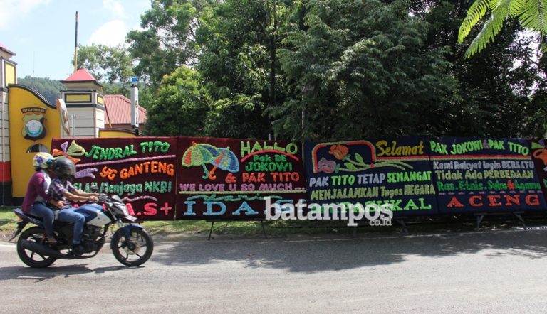 Dukung Polri, Papan Bunga Berjejer di Depan Polresta Barelang