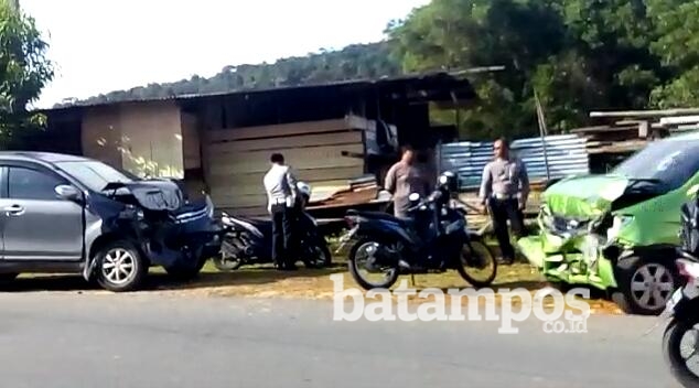 Pengaruh Alkohol, Dua Toyota Avanza Adu Kambing