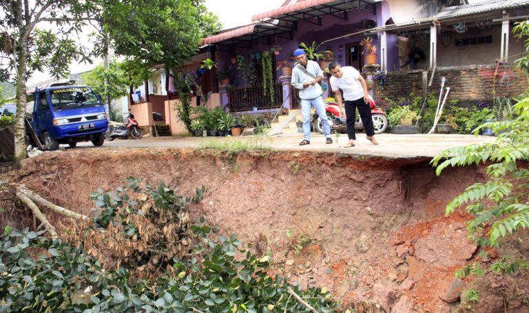 Drainase Terkikis Banjir, Perumahan Puri Mas Terancam Roboh