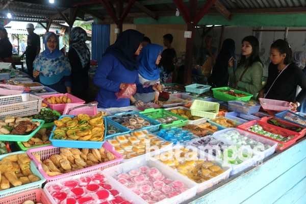Berburu Kue Bingke Berendam di Jalan Sumatera