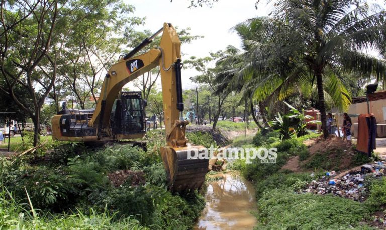 Atasi Banjir, Parit Pasar Melayu Dikeruk