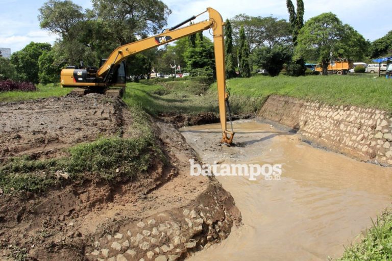 Hujan, Pengerjaan Drainase Terhambat