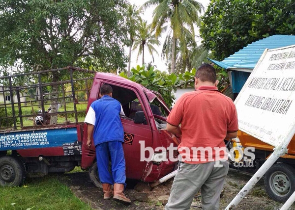 Pikap Tabrak Plang, Sopir Terjepit