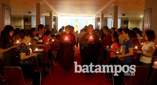 Prosesi Lilin Majelis Buddhayana Kepri