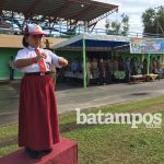 Raja Kiyara Atila memandu lagu Wajib Belajar pada upacara peringatan Hardiknas di Lapangan Merdeka Dabo Singkep, Selasa ol