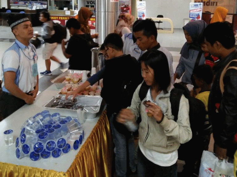 Hang Nadim Sediakan Takjil Berbuka