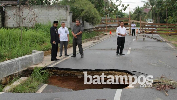 Bupati Minta Jalan Diperbaiki Secepatnya