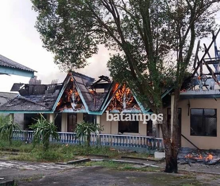 Enam Belas Kamar Hotel Taman Gembira Terbakar