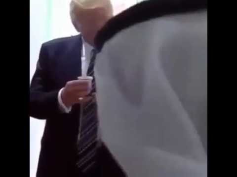 Video; Raja Salman Minta Presiden AS Minum dengan Tangan Kanan