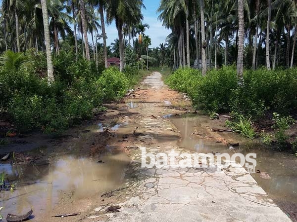 Warga Minta Pemkab Perbaiki Jalan Semenisasi Payatogok