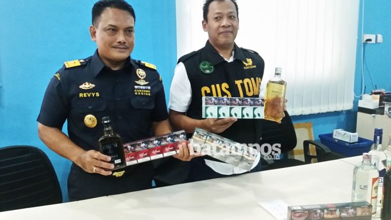 Bea Cukai Batam Sita Ratusan Ribu Batang Rokok dan Ribuan Botol Miras 