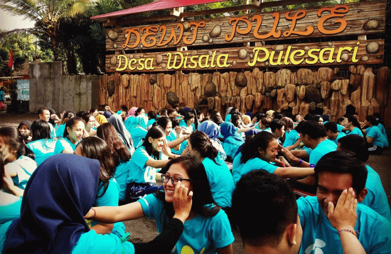 Bermain bersama Dewi Pule