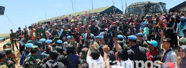 TNI Ganti Rugi Kerusakan Rumah Warga