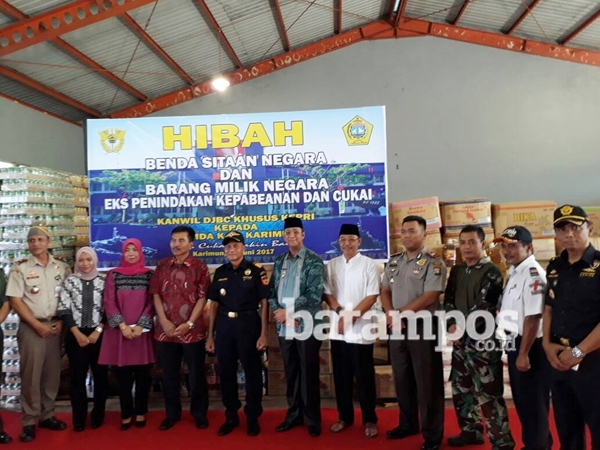 Bea Cukai Kepri Hibahkan Kapal dan Makanan ke Pemkab