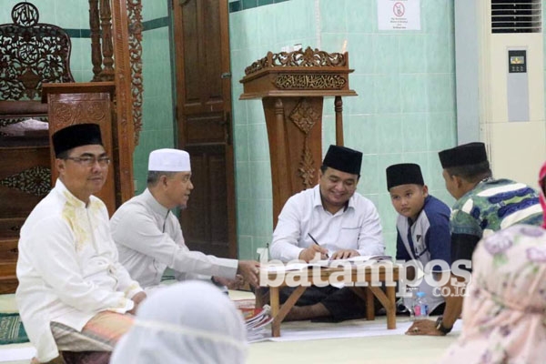 Ade Angga Sambangi Masjid Al Uswah