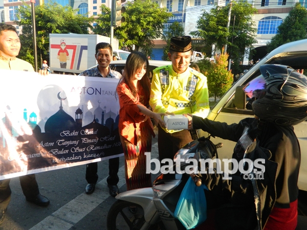 Aston Hotel Berbagi Takjil untuk Pengendara