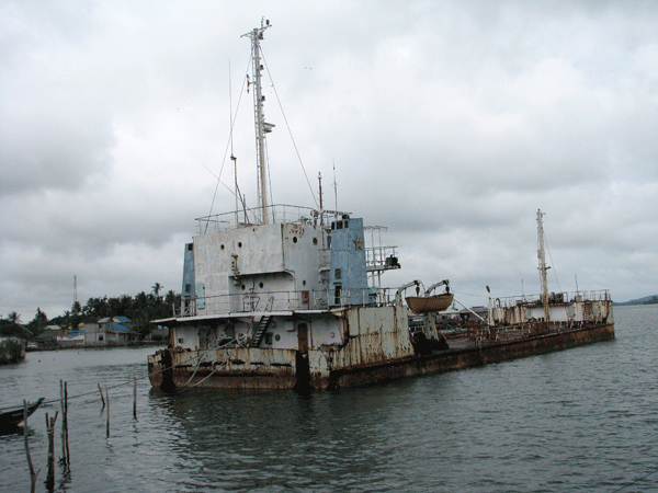 Usai Lebaran, Bangkai Kapal Pagai Digeser