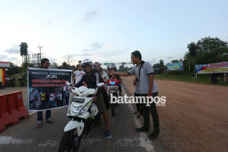 PJB Berbagi Takjil untuk Pengendara