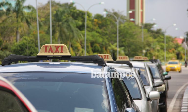 Warga Batam, Dishub belum Keluarkan Izin Operasi Taksi Online