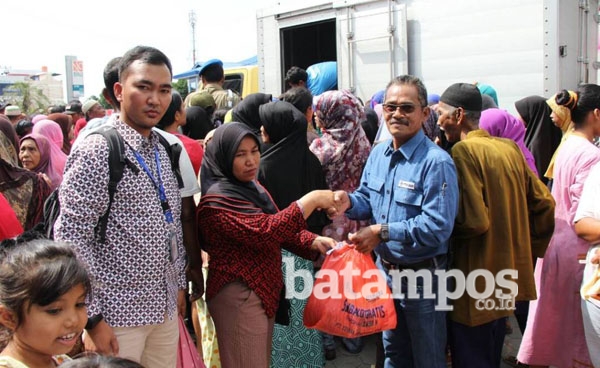 PT Timah Bagikan Seribu Paket Sembako untuk Kaum Dhuafa