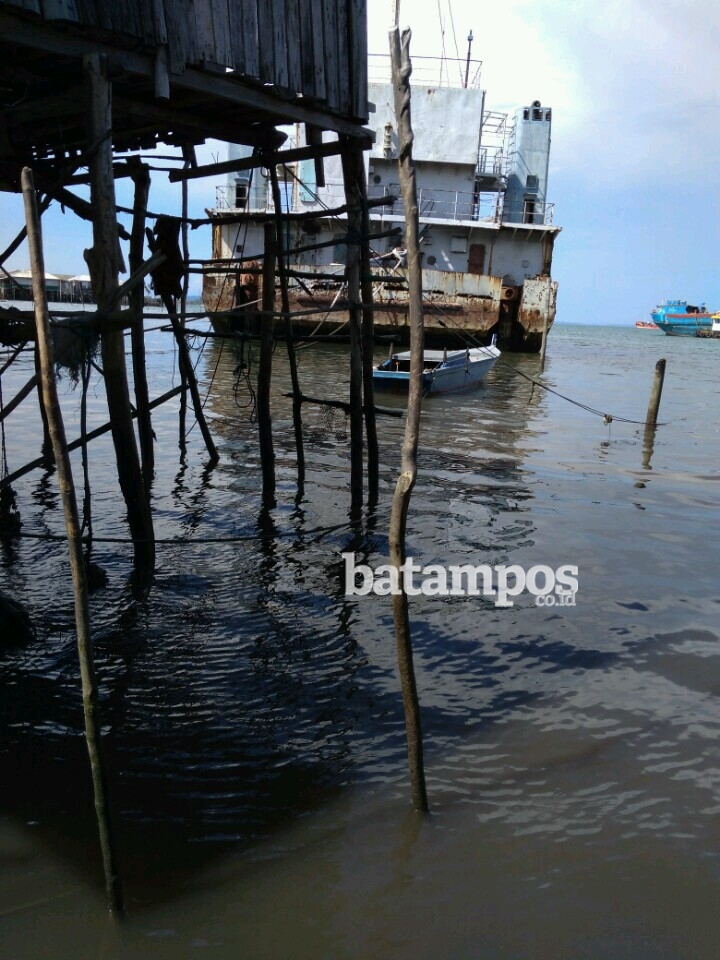 Warga Tertarik dengan Besi Tua Kapal Pagai