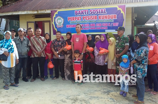 Bagikan 120 Paket Sembako ke Kaum Duafa