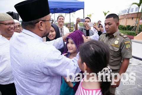 Mahasiswa Poltekes Bagikan 1.800 Jilbab