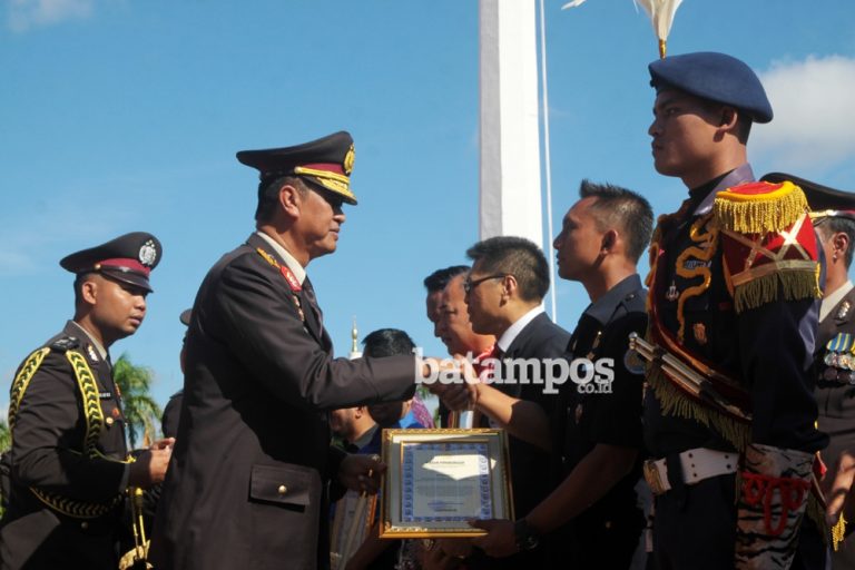 Kapolda Kepri Serahkan Penghargaan dan Resmikan Drum Band Satpam PT PTP