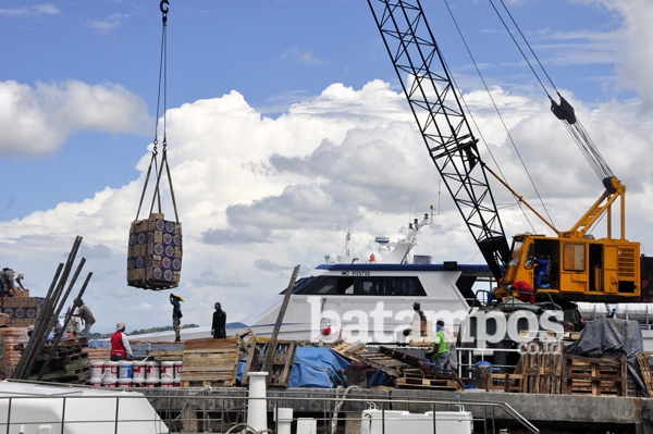 Domestik Naik, Internasional Turun