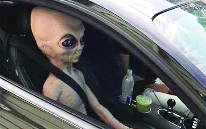 Alien Nyetir Mobil, Polisi Kaget