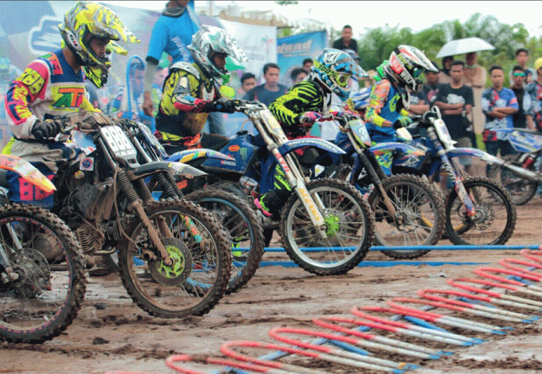 Aruk Grasstrack Motocross Int 2017 Diserbu Fans Stewart Juhes dari Malaysia