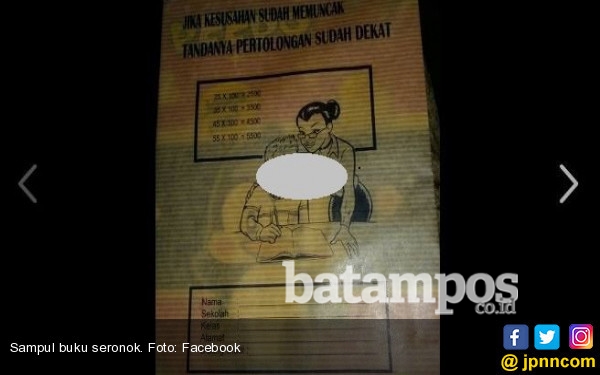 Bu Guru Pamer Belahan Dada