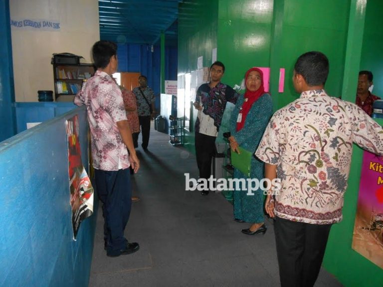 Tak Masuk Kerja Potong Gaji 25 Persen