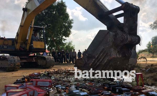 Sejuta Batang Rokok dan Ratusan Mikol Impor Dimusnahkan