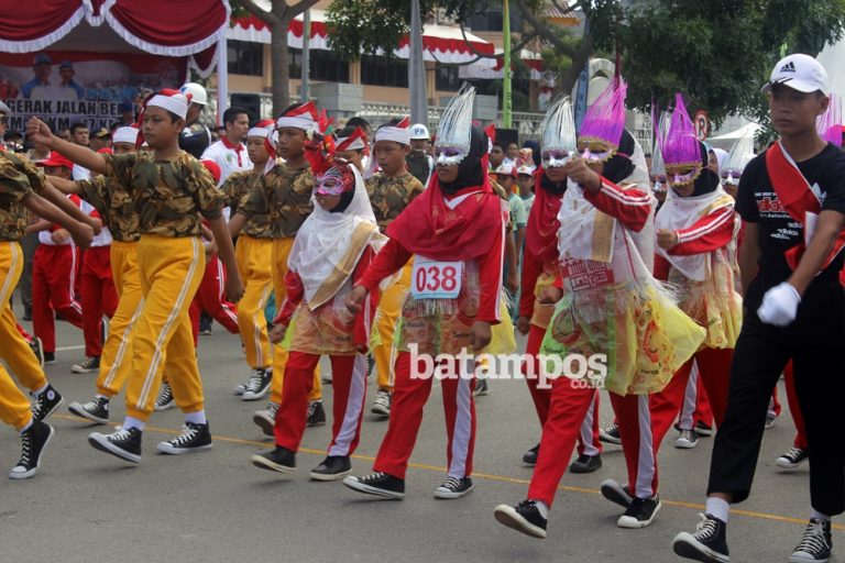 Meriahnya Lomba Gerak Jalan Beregu di Batam