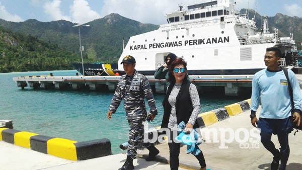 Serahkan Kapal Pengangkut Ikan dan Premi Asuransi
