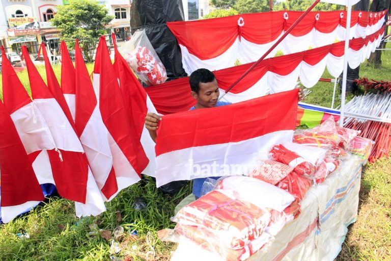 Pedagang Bendera Musiman mulai Ramai