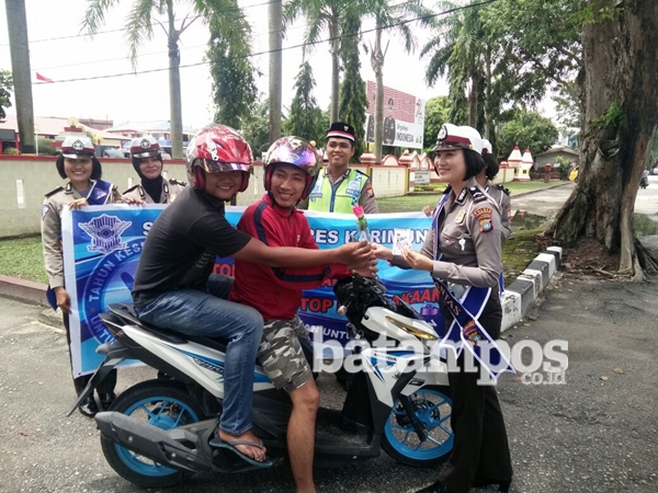 Polantas Bagi-bagi Bunga di Jalan