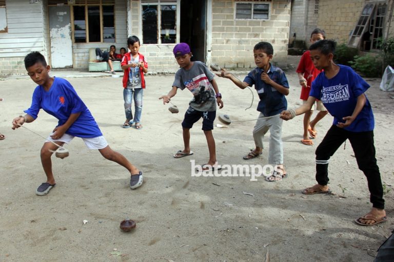 Anak Milenia masih Main Gasing