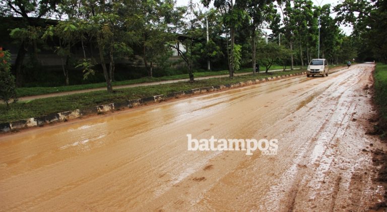 Aktifitas Truk Tanah di Batamcenter Menganggu Pengendara
