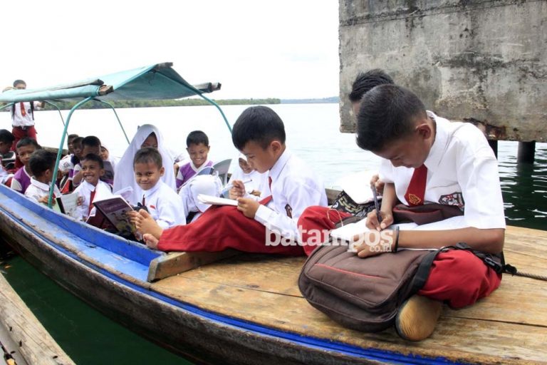 Kemendikbud akan Bantu Sediakan Ponsel di Daerah 3T