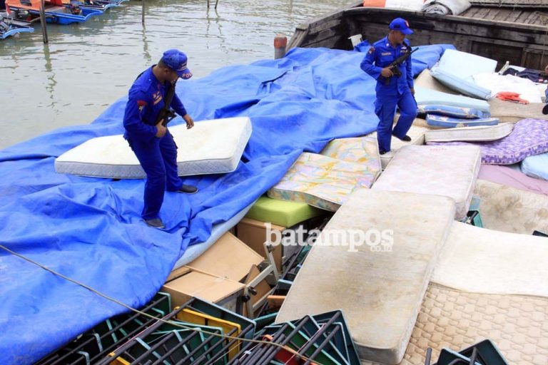 Polda Kepri Tangkap 2.000 Karung Pakaian, 30 Kasur, 50 Kursi Putar, 50 Unit Ranjang Rumah Sakit, 50 Lemari Besi, 200 Meja Belajar, 30 Karpet, dan 1 Unit Piano, Semua Bekas