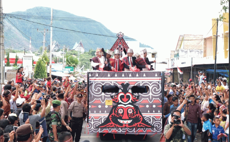 Ribuan Manusia Menyemut Hebohkan Karnaval Pesona Danau Toba 2017