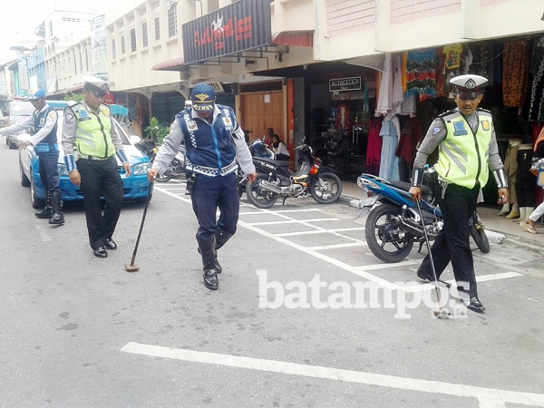 Satlantas Polres Barelang Sisir Ranjau Paku di Jalanan