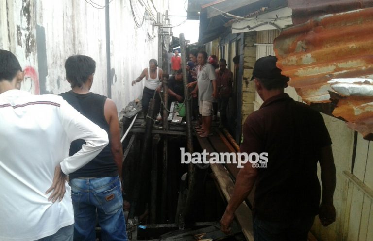 Pelantar Rakyat Rubuh, 10 Orang Jatuh ke Laut