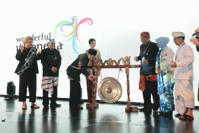 Rakornas Pariwisata Pakai Baju Adat, Menpar Sebut Kekuatan Pariwisata Indonesia